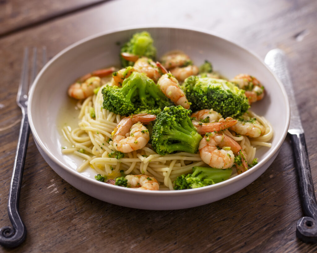Pasta med vannamairäkor och broccoli